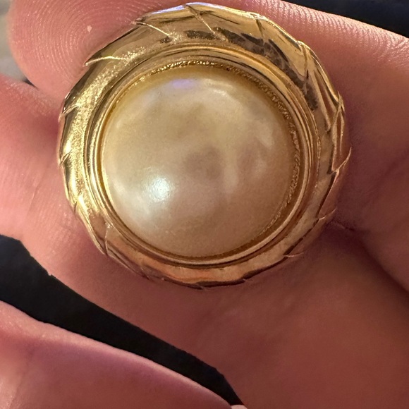 CHANEL VIBES! Sarah cov vtg pearl clip on earrings - Picture 4 of 8